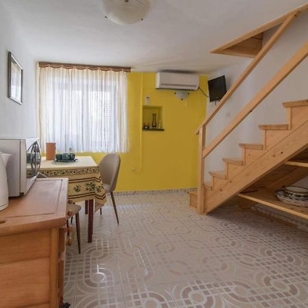 Rustica Appartement Vrbnik  Buitenkant foto
