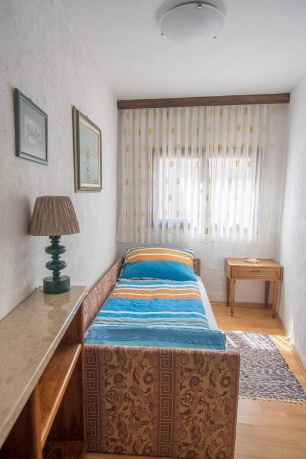 Rustica Appartement Vrbnik  Buitenkant foto