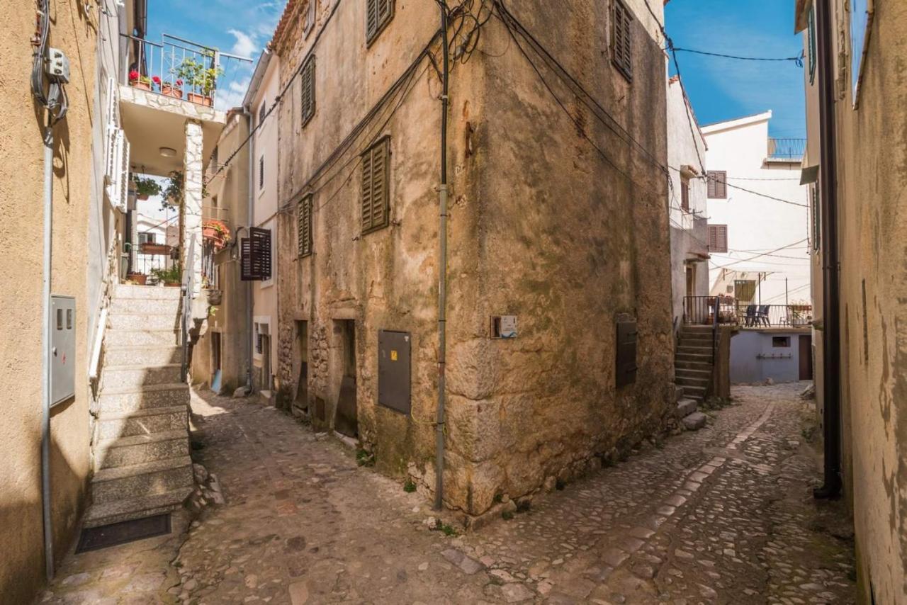 Rustica Appartement Vrbnik  Buitenkant foto