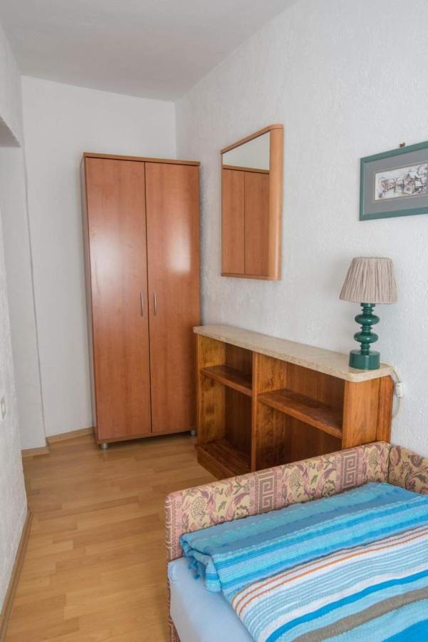 Rustica Appartement Vrbnik  Buitenkant foto