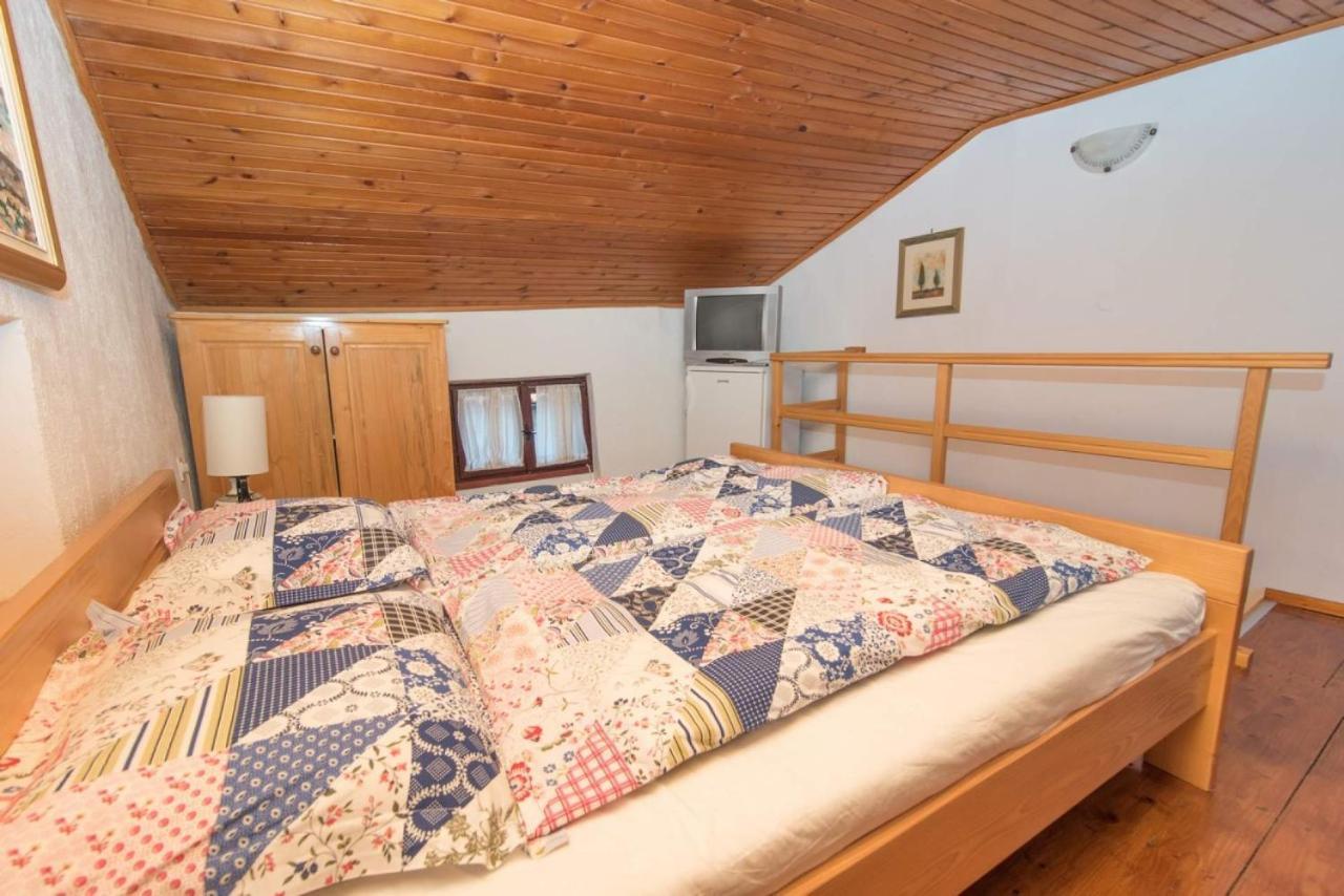 Rustica Appartement Vrbnik  Buitenkant foto