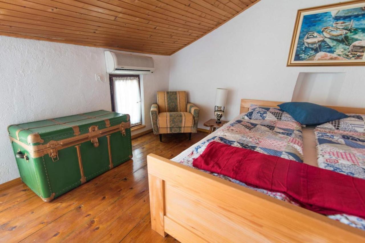 Rustica Appartement Vrbnik  Buitenkant foto