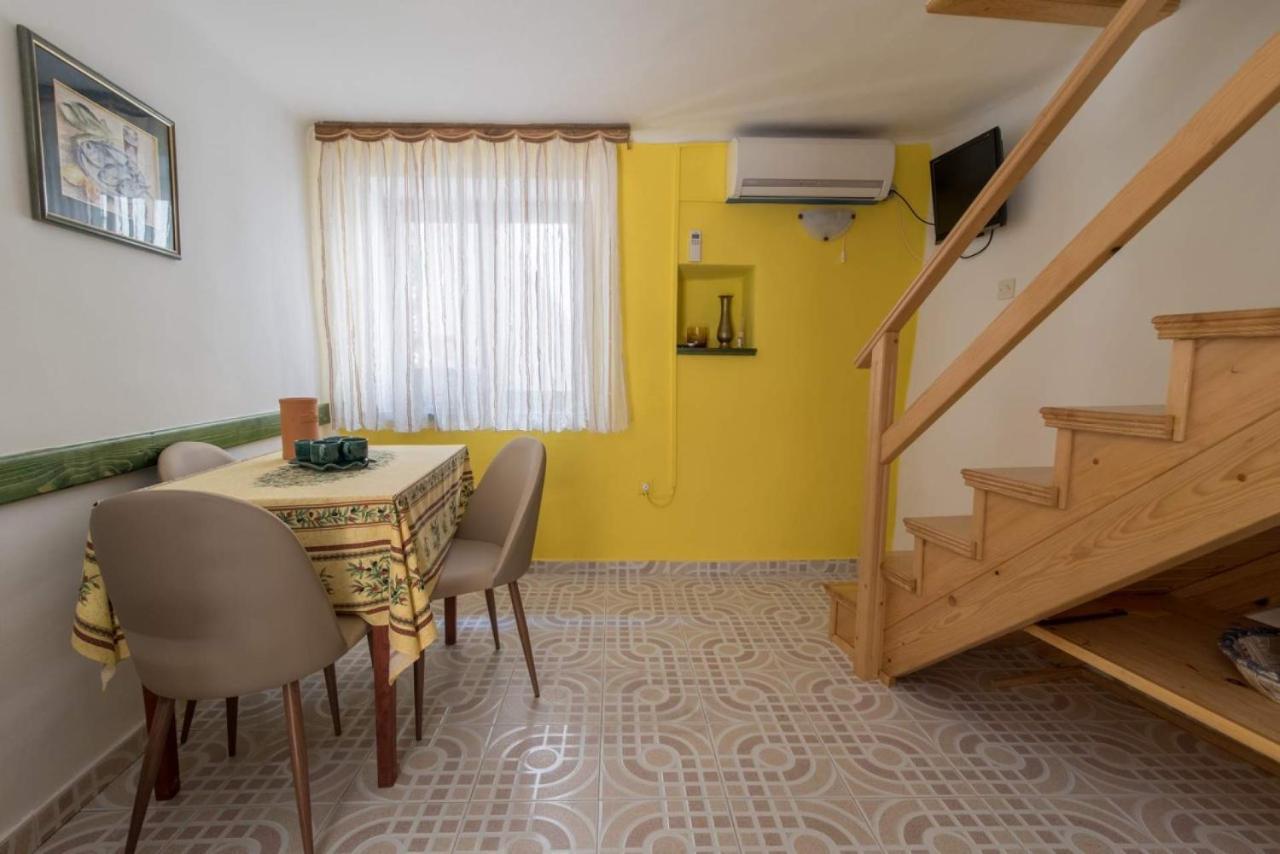 Rustica Appartement Vrbnik  Buitenkant foto